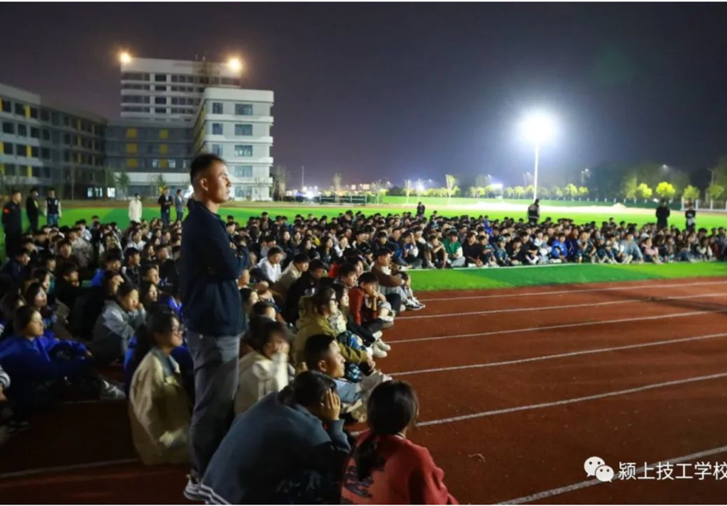感前人光辉 正我辈风骨——颍上技工学校组织新生观看爱国影片