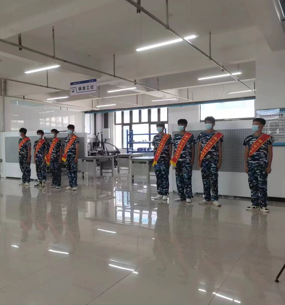 颍上技工学校志愿者服务队开工啦！