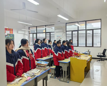 风雨无阻致敬“她力量”——颍上技工学校三八妇女节主题升旗仪式温情举行